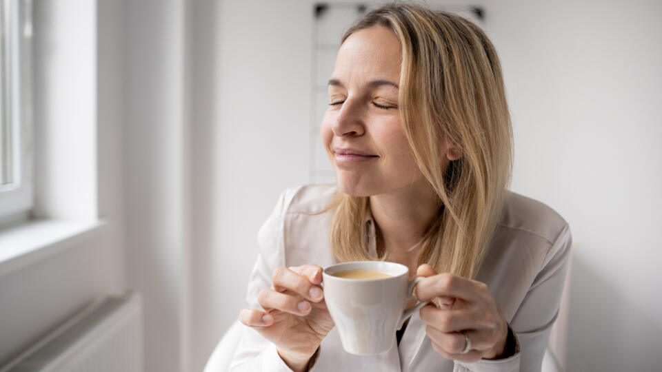 Caucasian,Woman,Enjoy,Coffee,Break,While,Working,In,The,Office