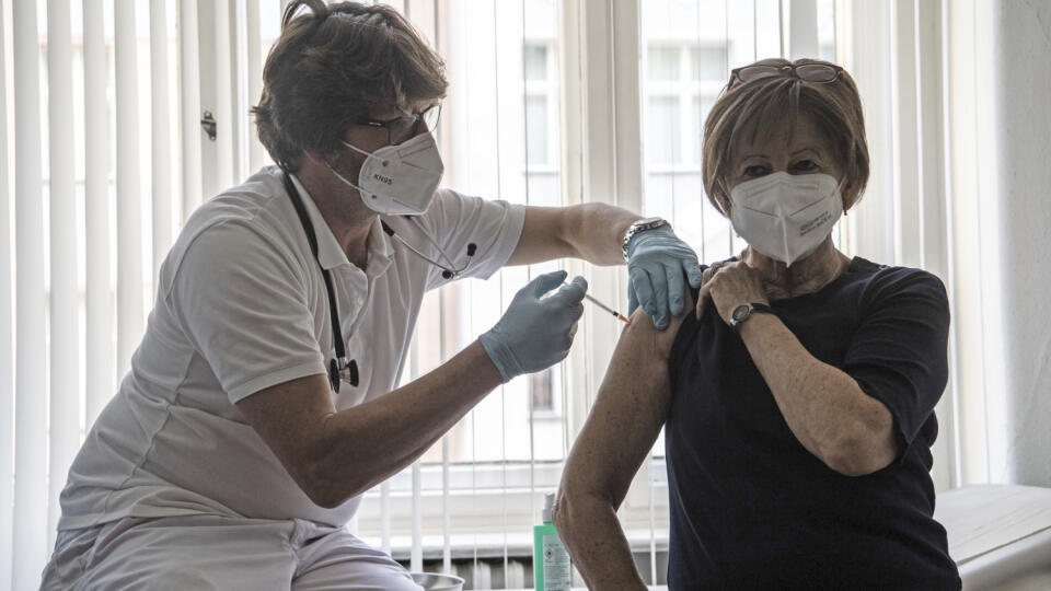 KK9 Berlín - Rodinný lekár Karl Schorn očkuje svoju pacientku Nicole Brusselärsovú vakcínou od konkorzia Pfizer/Biontech 8. apríla 2021 v Berlíne. FOTO TASR/AP
Patient Nicole Brusselaers, right, is vaccinated against the coronavirus with the Pfizer vaccine by family doctor Karl Schorn, left, in Berlin, Germany, Thursday, April 8, 2021. (Paul Zinken/dpa via AP)