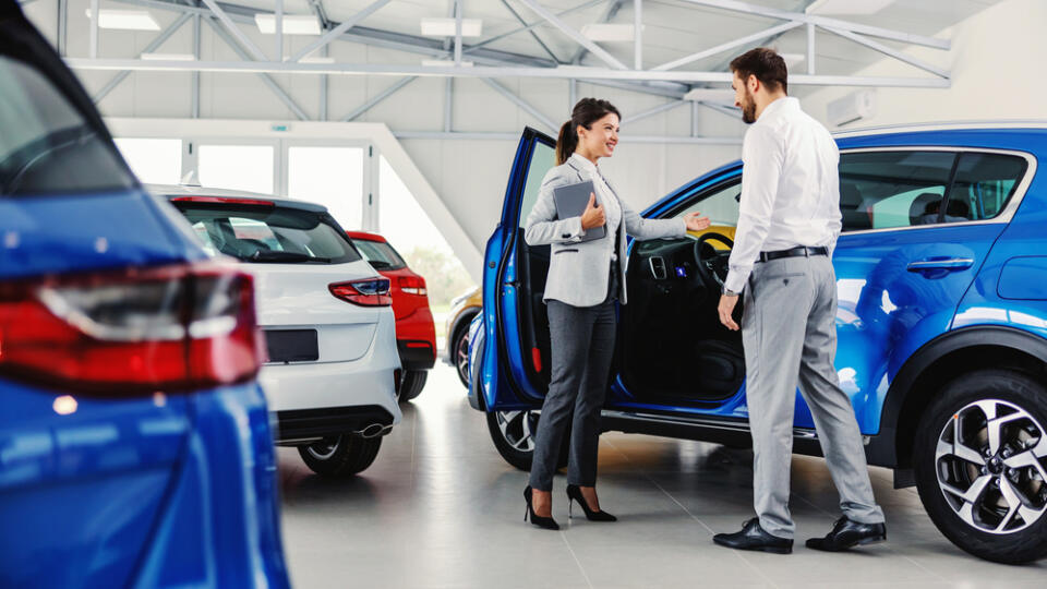 Friendly,,Smiling,Female,Seller,Showing,Brand,New,Car,To,A