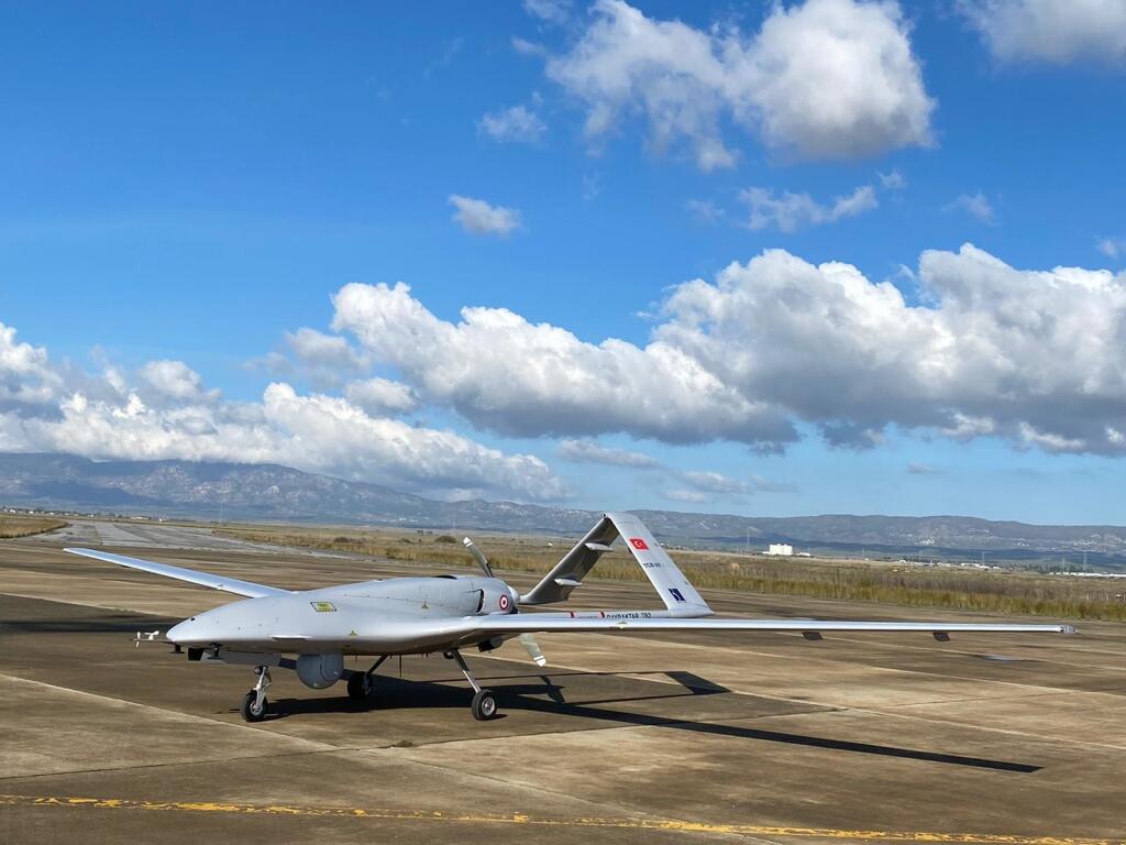 KK10 Cyprus - Turecký prieskumný dron, ktorý by mal pomáhať pri hľadaní uhľovodíkov vo východnom Stredomorí, pristál v pondelok 16. decembra 2019 na letisku na rozdelenom ostrove Cyprus. Vláda severnej časti Cypru, ktorá je pod správou Turecka a nie je uznávaná medzinárodným spoločenstvom, v piatok na žiadosť tureckej vlády určila letisko Gečitkale ako základňu pre ozbrojené a neozbrojené bezpilotné zariadenia. FOTO TASR/AP
A Turkish-made Bayraktar TB2 drone is seen shortly after its landing at