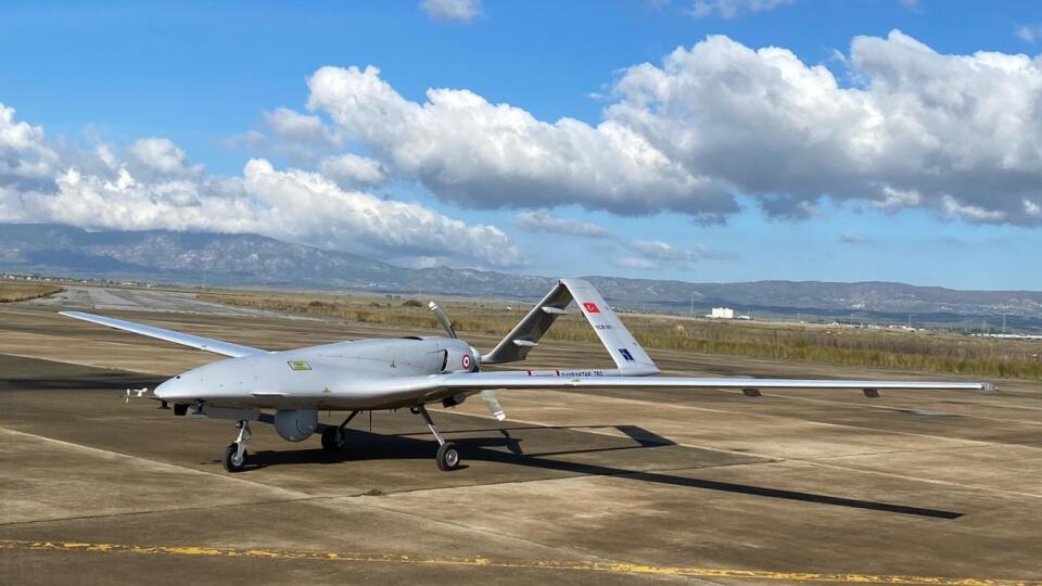KK10 Cyprus - Turecký prieskumný dron, ktorý by mal pomáhať pri hľadaní uhľovodíkov vo východnom Stredomorí, pristál v pondelok 16. decembra 2019 na letisku na rozdelenom ostrove Cyprus. Vláda severnej časti Cypru, ktorá je pod správou Turecka a nie je uznávaná medzinárodným spoločenstvom, v piatok na žiadosť tureckej vlády určila letisko Gečitkale ako základňu pre ozbrojené a neozbrojené bezpilotné zariadenia. FOTO TASR/AP
A Turkish-made Bayraktar TB2 drone is seen shortly after its landing at