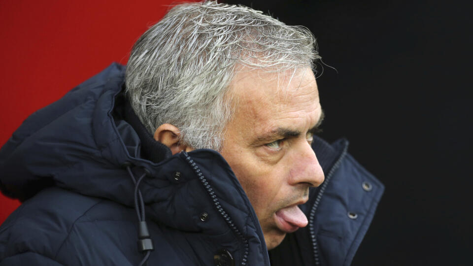 Futbalisti Tottenhamu s trénerom Josém Mourinhom porušili karanténu, keď trénovali v londýnskom parku.
