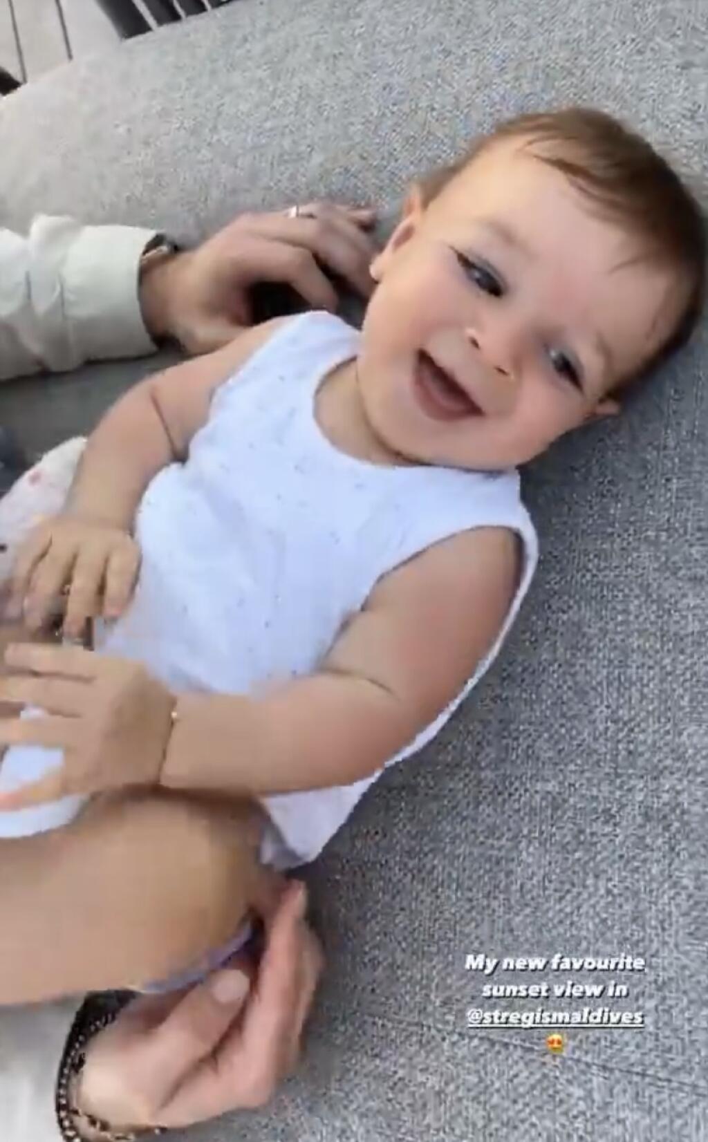 Zatiaľ čo si Dominika užívala západ slnka, jej manžel sa bláznil so synčekom, ktorý si to zjavne užíval.