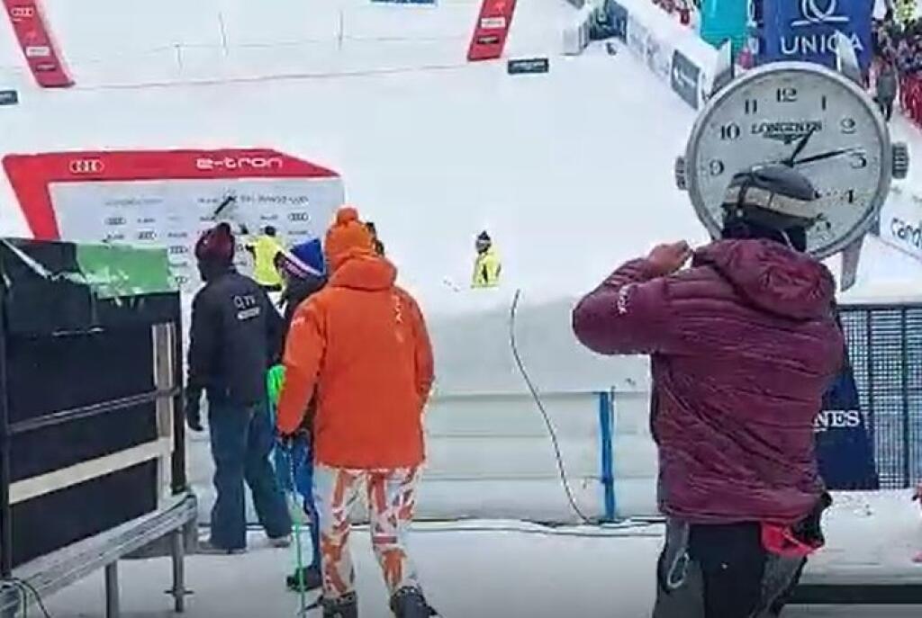 Následne sa obidvaja pobrali do stanu a na ďalšie rozhovory.