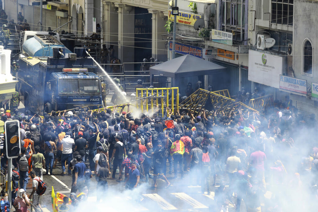 JB 22 Colombo - Policajti používajú vodné delo a slzotvorný plyn na rozohnanie protivládnych demonštrantov počas protestu v Colombe 9. júla 2022. Srílanský prezident Gotábaja Rádžapakše bol v sobotu prinútený k úteku zo svojej oficiálnej rezidencie v hlavnom meste Kolombo po tom, čo tam vtrhli demonštranti požadujúci jeho odstúpenie. TASR správu prevzala z agentúry AFP.
FOTO TASR/AP

Police use water canon and tear gas to disperse the protesters in Colombo, Sri Lanka, Saturday, July 9, 2022. Sri