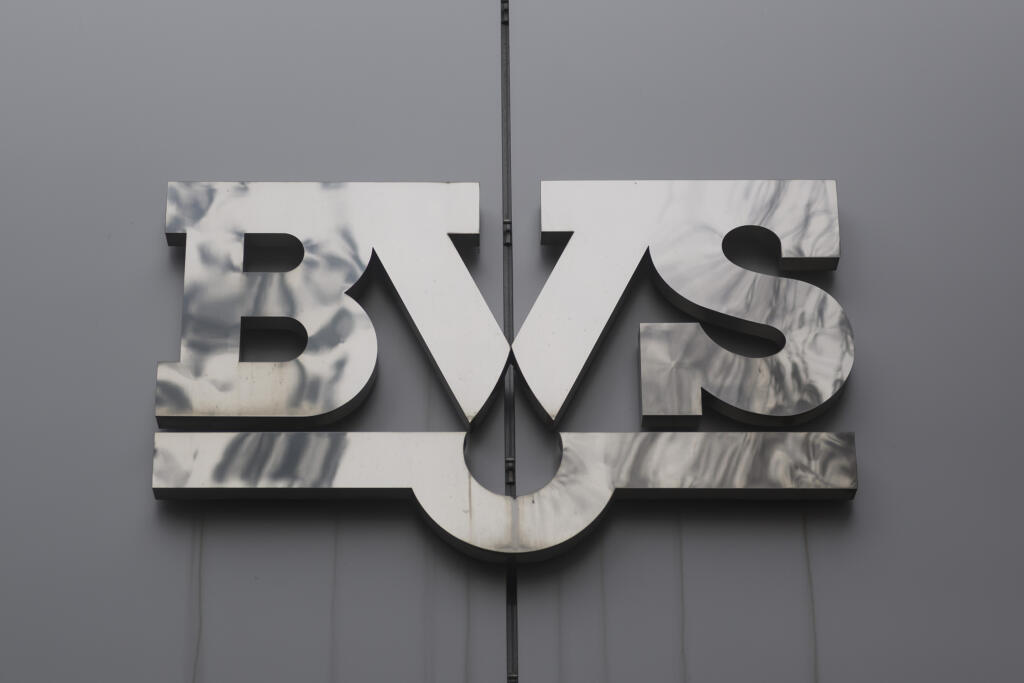 Na snímke logo Bratislavskej vodárenskej spoločnosti (BVS), v ktorých laboratóriách pracovníci analyzujú vzorky vody počas bezplatnej analýzy vzoriek vody zo studní pri príležitosti Dňa vody v Bratislave v piatok 22. marca 2024. FOTO TASR - Jaroslav Novák