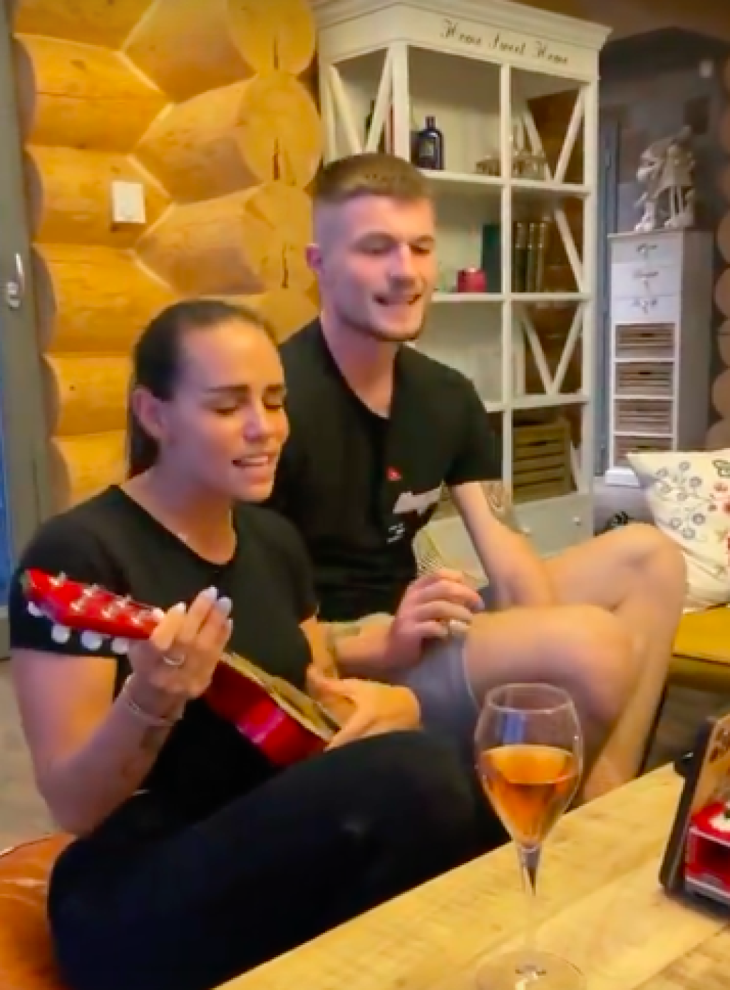 S jej bratrancom si totiž zaspievali a držala pritom v ruke aj gitaru.