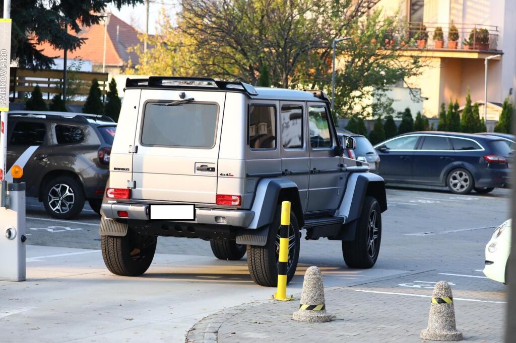 Monštrum na štyroch kolesách v podaní Marka Hamšíka. Kapitán reprezentácie sa na zrazy vozí aj na géčkovom Mercedese, ktorý pripomína skôr tank.