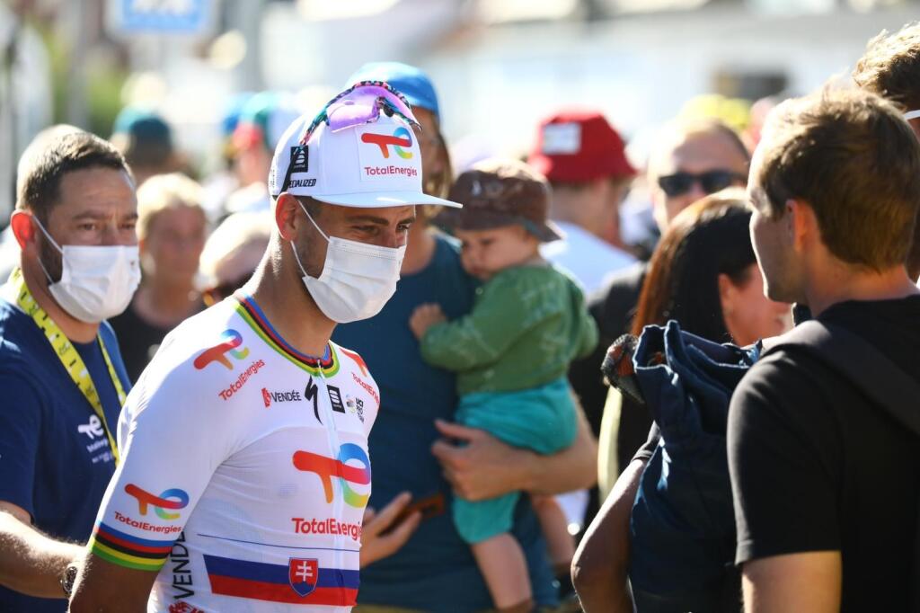 Peter Sagan po etape rozdával podpisy fanúšikom a fotil sa s nimi.