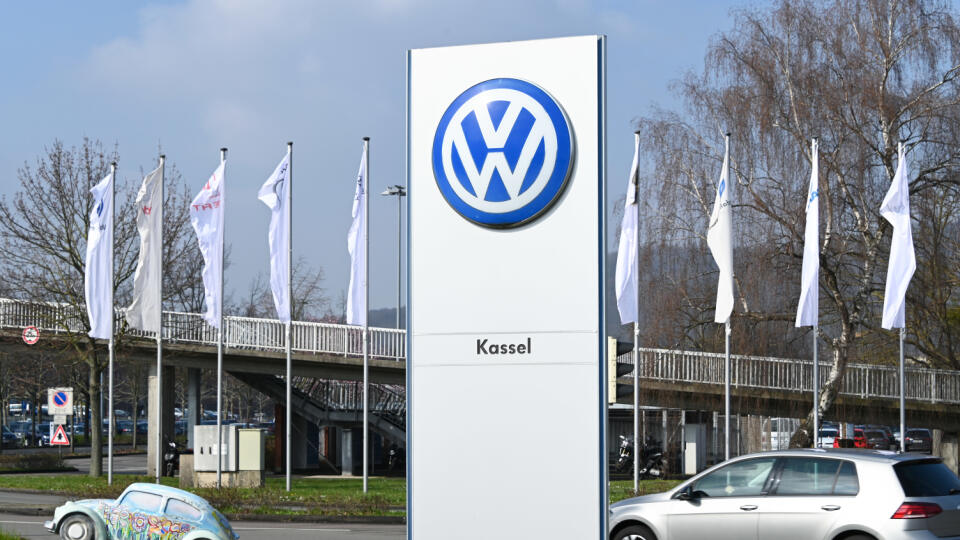 KK27 Baunatal - Na snímke logo nemeckej automobilky Volkswagen (VW) v areáli závodu v nemeckom Baunatali 17. marca 2020. Nemecká automobilová skupina VW počnúc piatkom (20.3.) dočasne zastaví výrobu vo väčšine svojich závodov v reakcii na pandémiu nového koronavírusu. Najväčší výrobca automobilov v Európe v utorok zároveň oznámil, že zisk jeho hlavnej značky osobných áut VW v roku 2019 vzrástol, ale varoval, že tento rok bude „veľmi ťažký“. FOTO TASR/DPA
17.03.2020, Hessen, Baunatal: Das VW-Logo