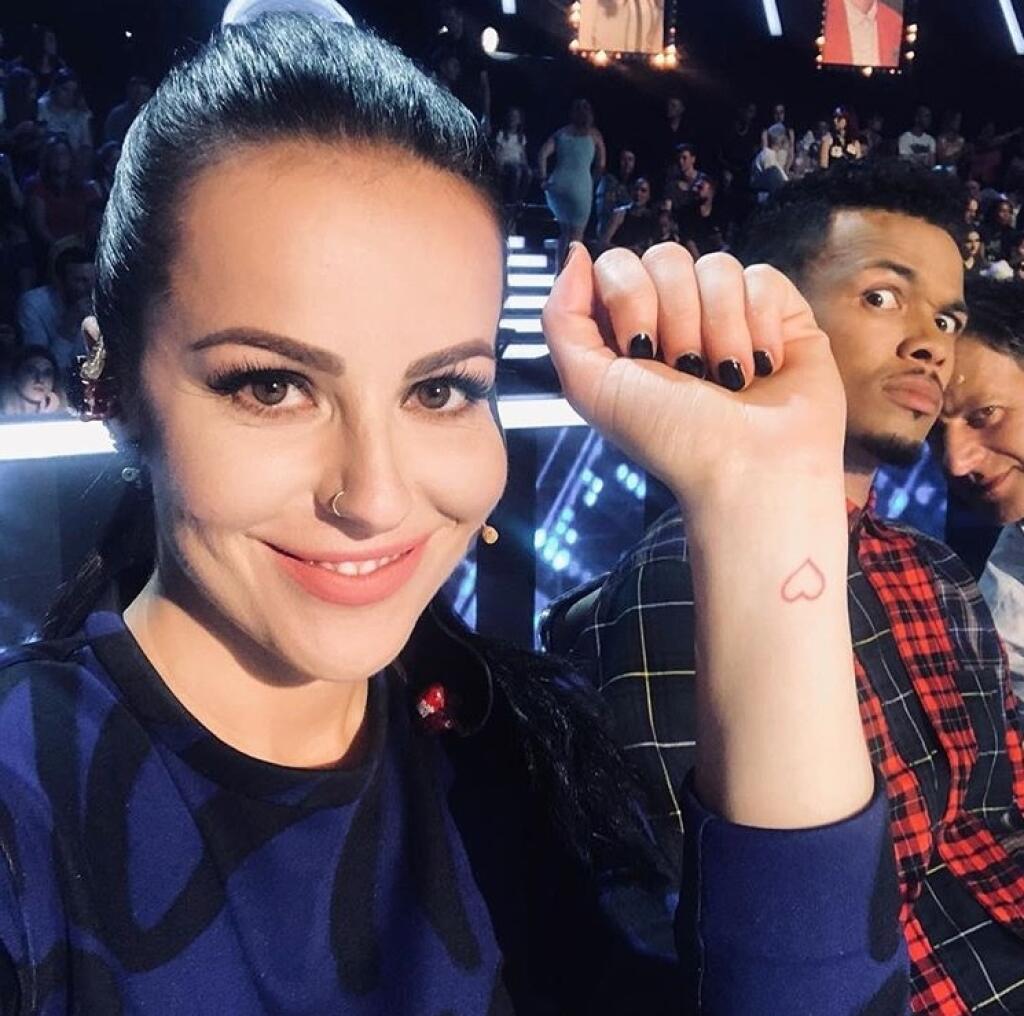 Katarína so svojimi speváckymi kolegami počas Superstar.
