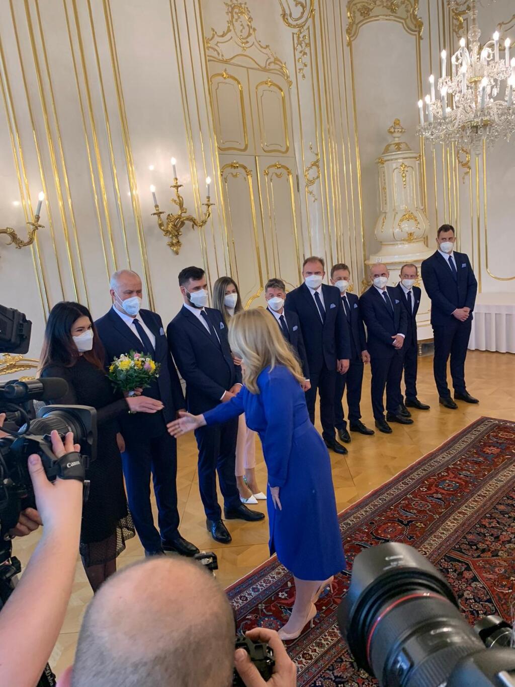 Lyžiarka Petra Vlhová spolu s tímom u prezidentky Zuzany Čaputovej.