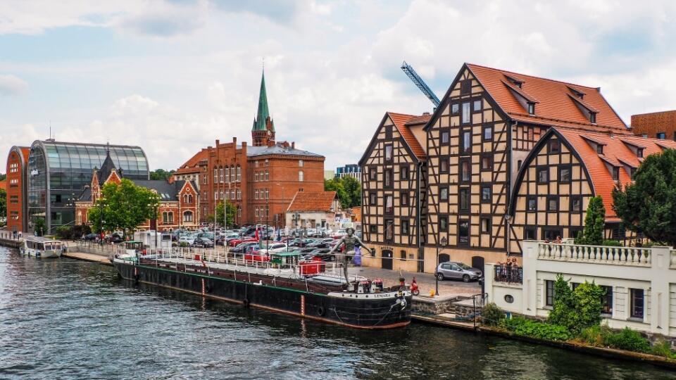 Poľské mesto Bydhošť patrilo k najzamorenejším mestám Európy. Dnes sa v sezóne po kanáli, ktorý bol pôvodne stokou priemyselných práčovní, plavia lode!