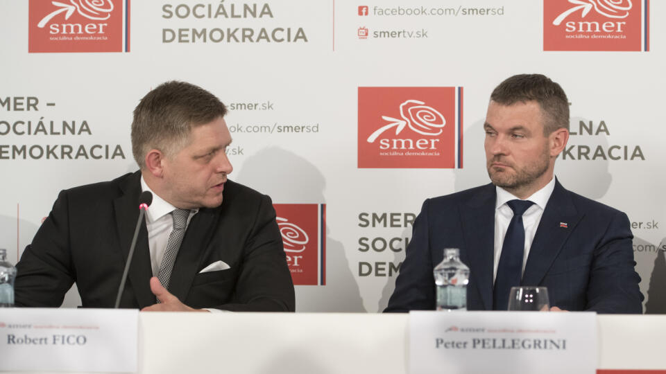Na snímke vľavo predseda strany SMER-SD Robert Fico a vpravo podpredseda SMER-SD a predseda vlády Peter Pellegrini počas brífingu s novinármi po pracovnom sneme strany SMER-SD.