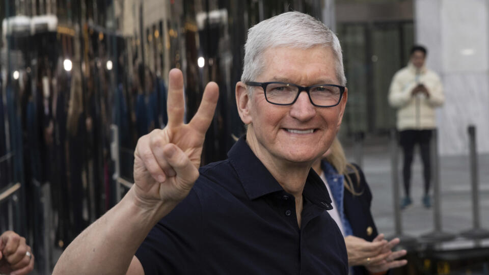 Šéf Apple Tim Cook pózuje pred predajňou firmy počas spustenia predaja nového iPhone 14 na Fifth Avenue v New Yorku v piatok 16. septembra 2022.