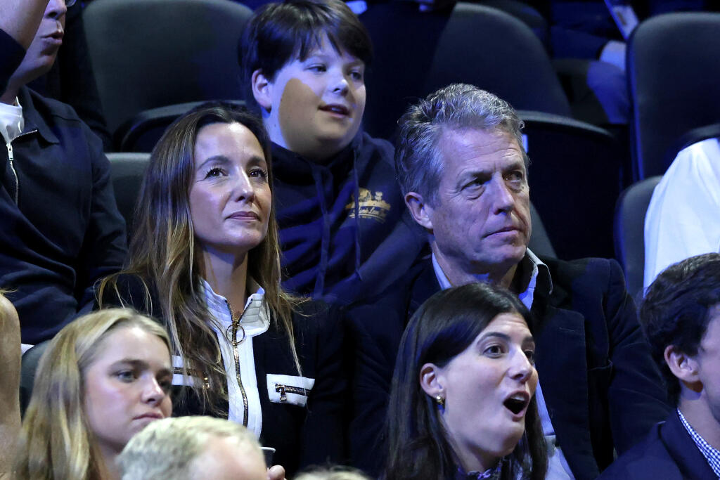 Herec Hugh Grant (vpravo) je veľkým fanúšikom Federera už niekoľko rokov.