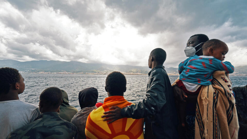 CESTA DO PRÍSTAVU
Humanitárne lode niekedy neúspešne
žiadajú o pristátie veľa dní. Sea-Eye 4
mala šťastie, prijali ich na Sicílii.