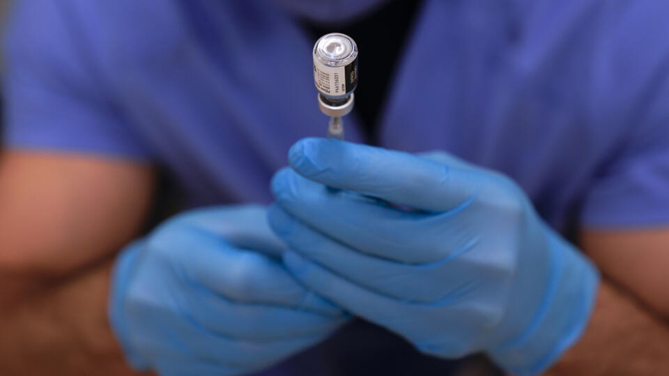 JB 33 Southfield - Ampulka s vakcínou proti koronavírusu od spoločnosti Pfizer-BioNTech počas druhého kola očkovania zdravotníkov v nemocnici Beaumont Health v meste Southfield v americkom štáte Michigan 5. januára 2021. FOTO TASR/AP
A dose of Pfizer-BioNTech COVID-19 vaccine is prepared in a syringe before a second round of vaccinations were administered at Beaumont Health in Southfield, Mich., Tuesday, Jan. 5, 2021. (AP Photo/Paul Sancya)