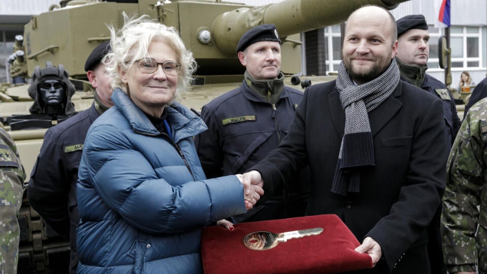 Na snímke sprava minister obrany SR Jaroslav Naď preberá od ministerky obrany Spolkovej republiky Nemecko Christine Lambrechtovej symbolický kľúč od tanku Leopard 2A4 v Bratislave 19. decembra 2022. FOTO TASR - Dano Veselský