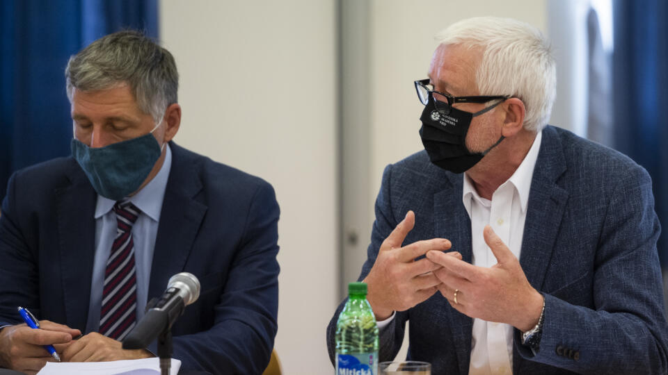 Na snímke zľava generálny riaditeľ sekcie krízového riadenia Ministerstva vnútra SR Marián Dritomský a predseda SAV Pavol Šajgalík počas rokovania Pandemickej komisie vlády SR v Bratislave 24. júla 2020. FOTO TASR - Jaroslav Novák