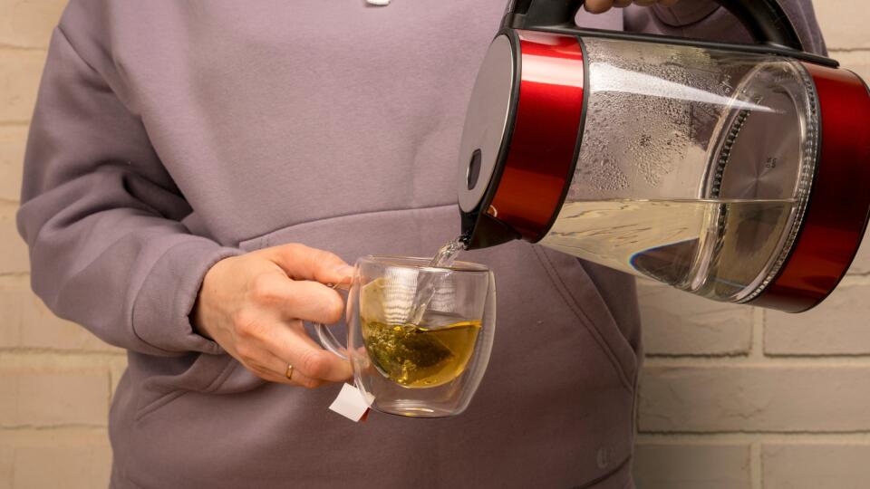 Close-up,Of,A,Woman,Pouring,Hot,Water,From,A,Kettle