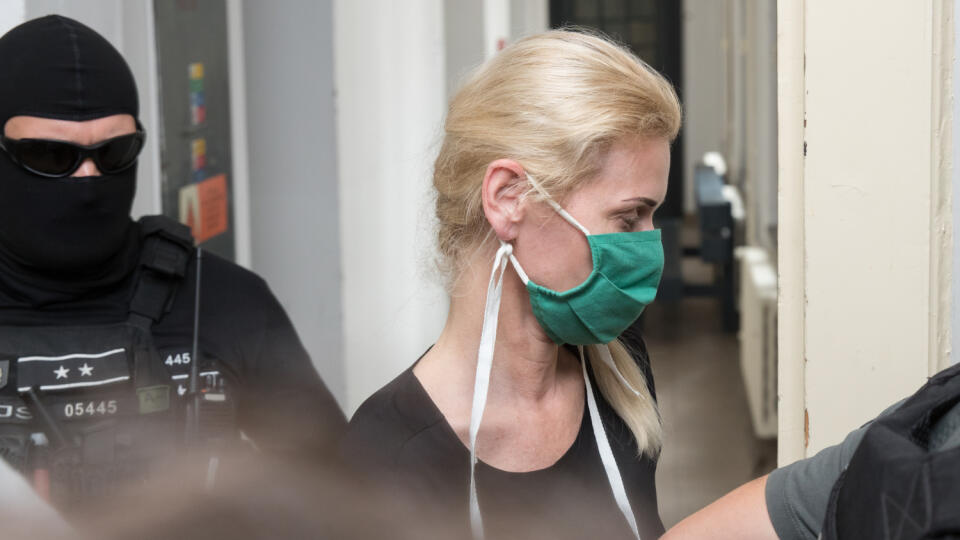 Bývalá sudkyňa Najvyššieho súdu SR Monika Jankovská počas pojednávania na Špecializovanom trestnom súde v Banskej Bystrici, kde žiada o prepustenie z väzby. Na snímke je advokát Peter Erdös.