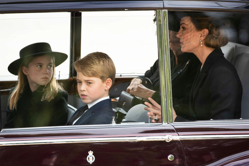 Do Westminsterského paláca dorazila Kate v čiernej róbe spolu so svojimi deťmi, princom Georgom (9) a princeznou Charlotte (7).