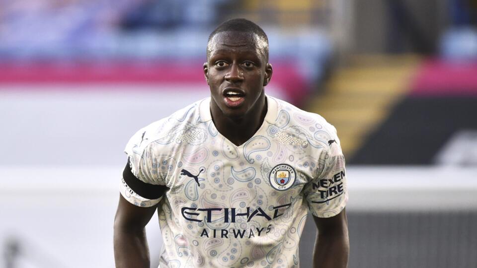 KK20 Leicester - Na archívnej snímke z 3. apríla 2021 futbalista Benjamin Mendy z Manchestru City sa pozerá počas zápasu anglickej futbalovej Premier League proti Leicestru City. Anglický futbalový klub Manchester City suspendoval Benjamina Mendyho. Francúz čelí obvineniu zo znásilnenia v štyroch prípadoch a ďalšieho sexuálneho deliktu. FOTO TASR/AP
FILE - In this Saturday, April 3, 2021 file photo, Manchester City's Benjamin Mendy looks on during their English Premier League soccer match agains