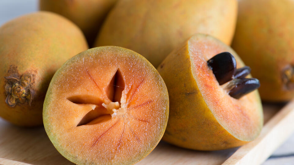 Fresh,Sapodilla,Fruits,On,Wooden,Background