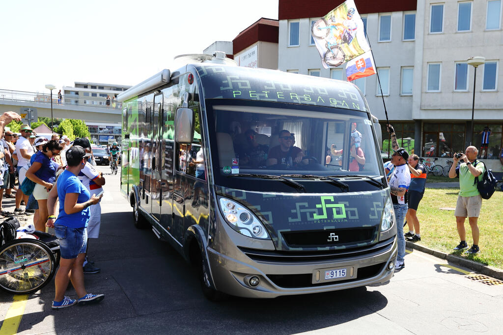 Netreba zabudnúť ani na jeho moderný karaván, ktorý ho sprevádza na pretekoch a vždy v ňom nájde útočisko po ťažkej etape.