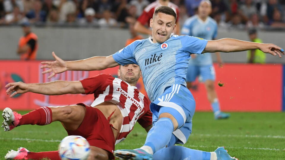 Na snímke sprava Ivan Šaponjič (Slovan) a Kostas Manolas (Olympiakos) počas odvetného zápasu 3. predkola Európskej ligy medzi ŠK Slovan Bratislava - FC Olympiakos Pireus 11. augusta 2022 v Bratislave.