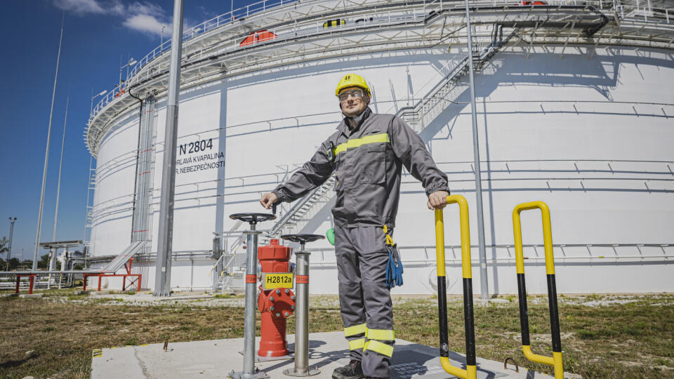 Na snímke Investment Projects Director v spoločnosti SLOVNAFT a.s. Klement Fekete stojí pred novou nádržou na skladovanie ropy N-2804.