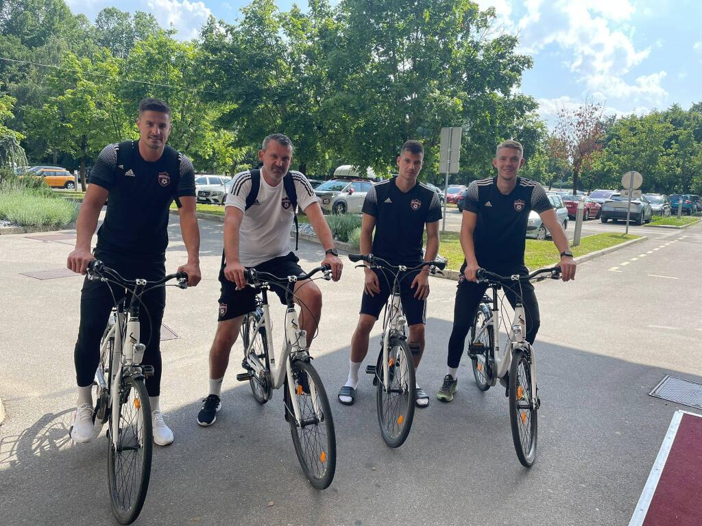 Tréner brankárov Pavel Kameš (v bielom) sa so svojimi zverencami vybral aj na cyklotúru.