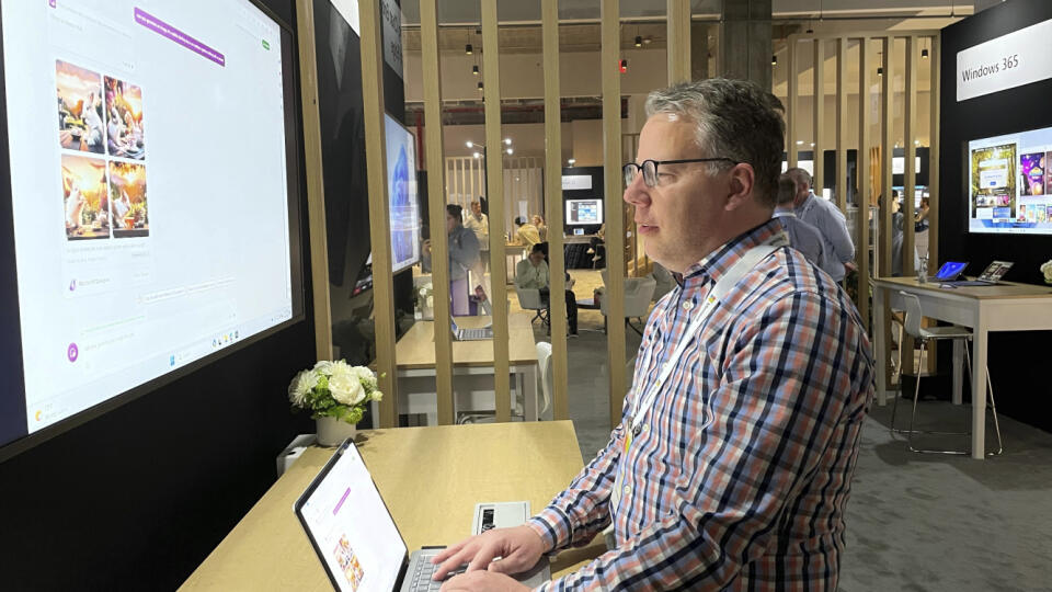 Jared Andersen, riaditeľ produktového marketingu pre Bing Chat v Microsofte, ukazuje nový nástroj umelej inteligencie na generovanie obrázkov na Microsoft Bing Chat Enterprise na firemnom podujatí v New Yorku.