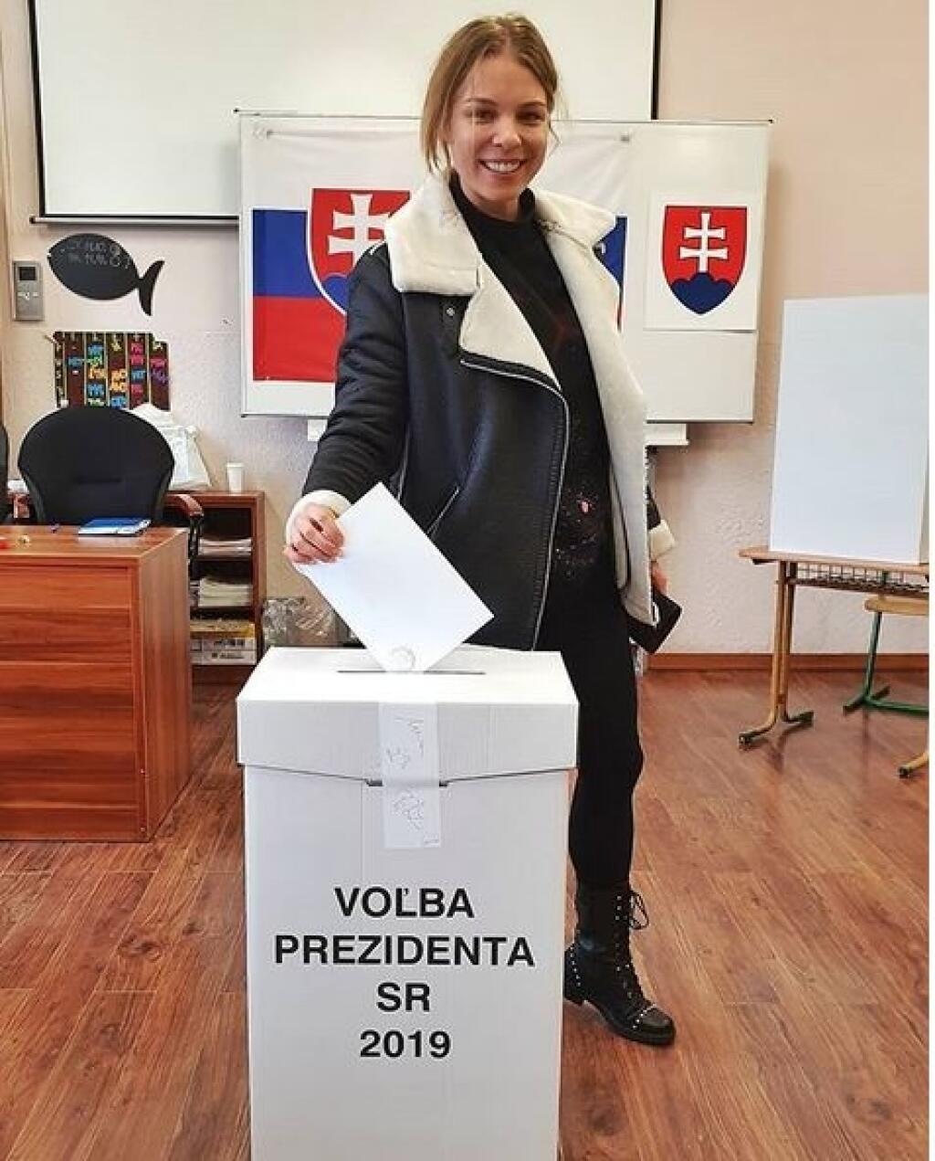 Veronika Cifrová Ostrihoňová: Manžel ju fotil ešte aj vo volebnej miestnosti.