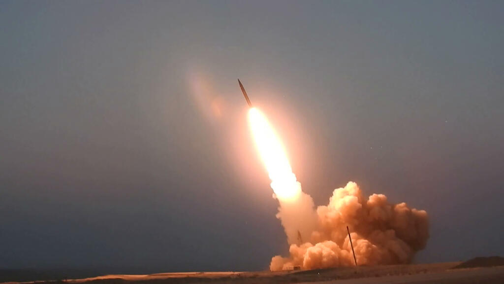 KK29 - Irán predstavil vo štvrtok 20. augusta 2020 novú balistickú strelu zem-zem a taktiež nový typ riadenej strely s plochou dráhou letu. Stalo sa tak v čase pretrvávajúceho napätia medzi iránskym režimom a Spojenými štátmi, ktoré Irán dlhodobo žiadajú, aby pozastavil svoj raketový program. FOTO TASR/AP
This picture released by the official website of the Iranian Defense Ministry on Thursday, Aug. 20, 2020, is said to show the launching of the 