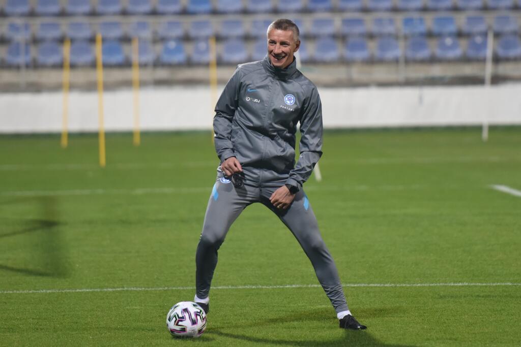 Na snímke asistent trénera slovenskej futbalovej reprezentácie Marek Mintál počas úvodného tréningu pred zápasom baráže o EURO 2020 so Severným Írskom a zápasmi Ligy národov proti Škótsku a Česku, v Senci v nedeľu 8. novembra 2020. FOTO TASR - Lukáš Grinaj