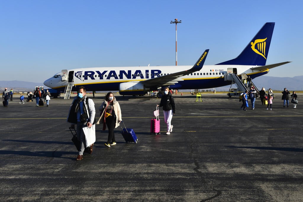 Prvý let spoločnosti Ryanair z Dublinu do Košíc a späť sa uskutočnil v nedeľu 31. októbra 2021 na letisku v Košiciach. Ryanair spúšťa aj linku z Košíc do Viedne, prvý let je plánovaný v pondelok 1. novembra. Treťou novou destináciou Ryanairu z Košíc je linka do Varšavy. Na snímke prílet prvých cestujúcich z Dublinu na letisku v Košiciach. FOTO TASR – Milan Kapusta
