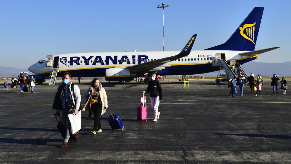 Prvý let spoločnosti Ryanair z Dublinu do Košíc a späť sa uskutočnil v nedeľu 31. októbra 2021 na letisku v Košiciach. Ryanair spúšťa aj linku z Košíc do Viedne, prvý let je plánovaný v pondelok 1. novembra. Treťou novou destináciou Ryanairu z Košíc je linka do Varšavy. Na snímke prílet prvých cestujúcich z Dublinu na letisku v Košiciach. FOTO TASR – Milan Kapusta
