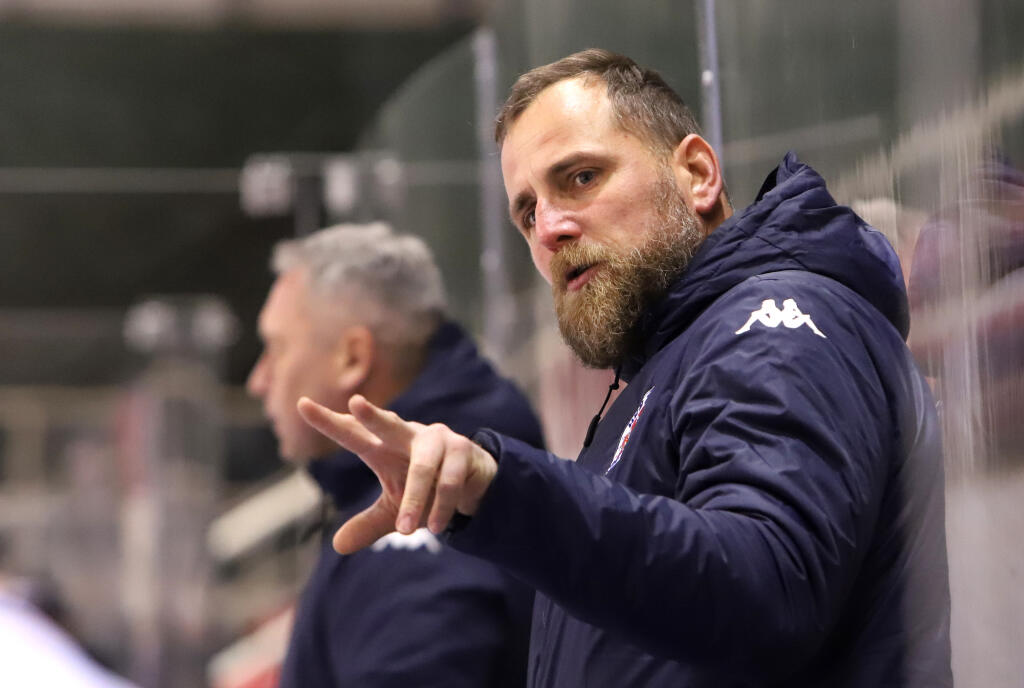 Na snímke asistent trénera Zvolena Andrej Kmeč počas 28. kola Tipos extraligy HC ‘05 Banská Bystrica - HKM Zvolen v Banskej Bystrici 21. decembra 2021. FOTO TASR - Ján Krošlák