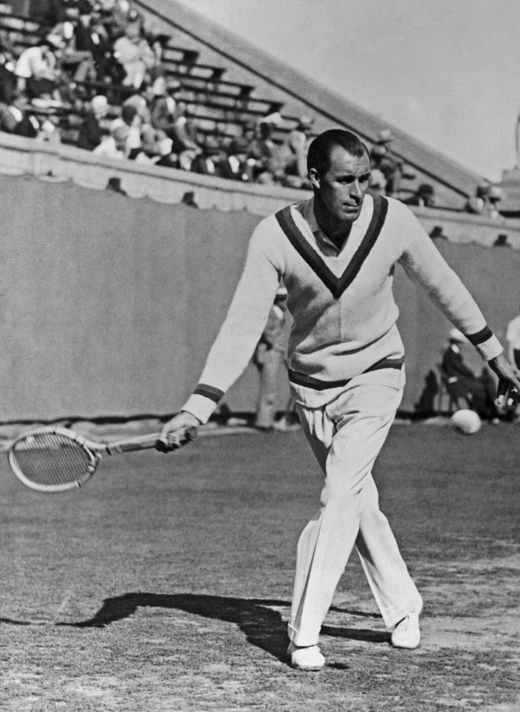 Bill Tilden (USA) Správy o sexuálnej orientácii 10-násobného grandslamového víťaza z medzivojnovej éry sú zahalené rúškom tajomstva. Po ukončení kariéry ho v roku 1946 policajti obvinili z toho, že mal sex v pohybujúcom sa aute so 14-ročným chlapcom. Tilden nemal pri sebe okuliare a podpísal priznanie bez toho, aby si ho prečítal. Strávil sedem a pol mesiaca vo väzení. V tom čase bola homosexualita trestná a o jeho orientácii kolovali rôzne klebety.
