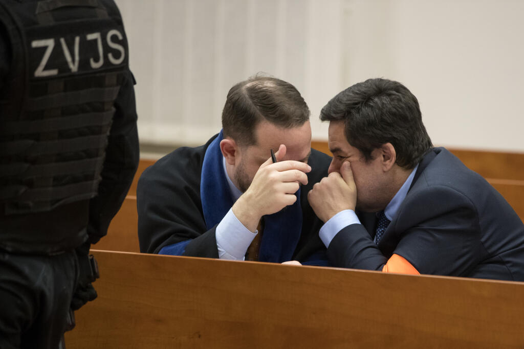 Marian Kočner sa radí s obhajcom Marekom Parom počas pojednávania na Špecializovanom trestnom súde.