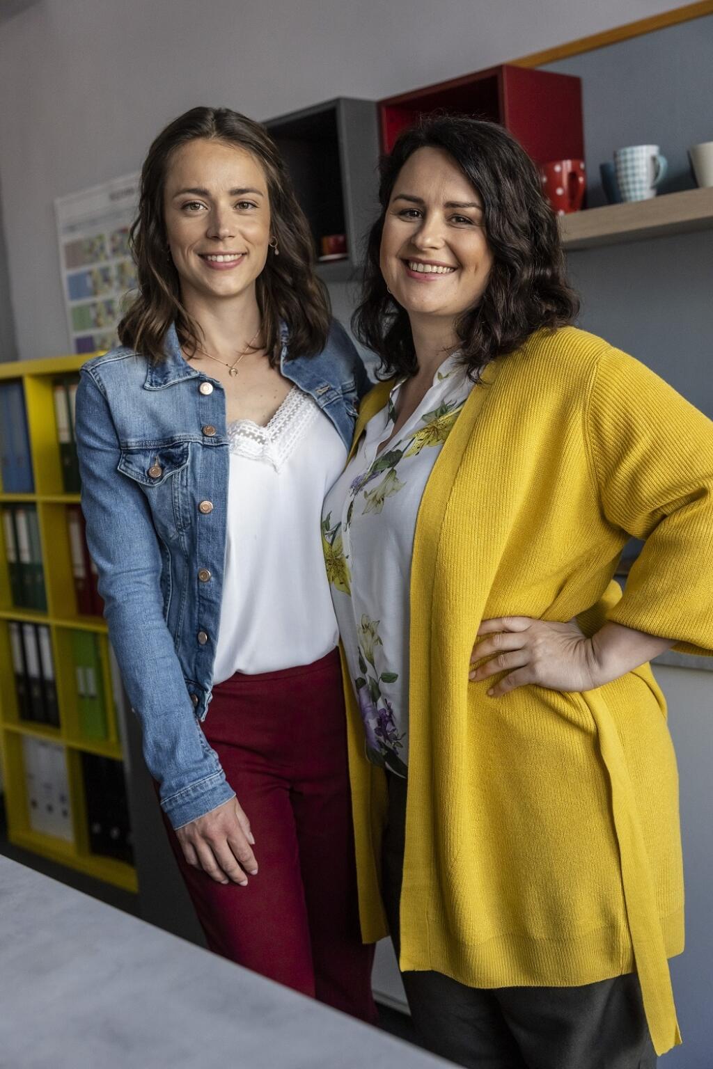 Petra ako nevesta, ktorá sa vydáva za profesora, ktorého hrá Samo Trnka.