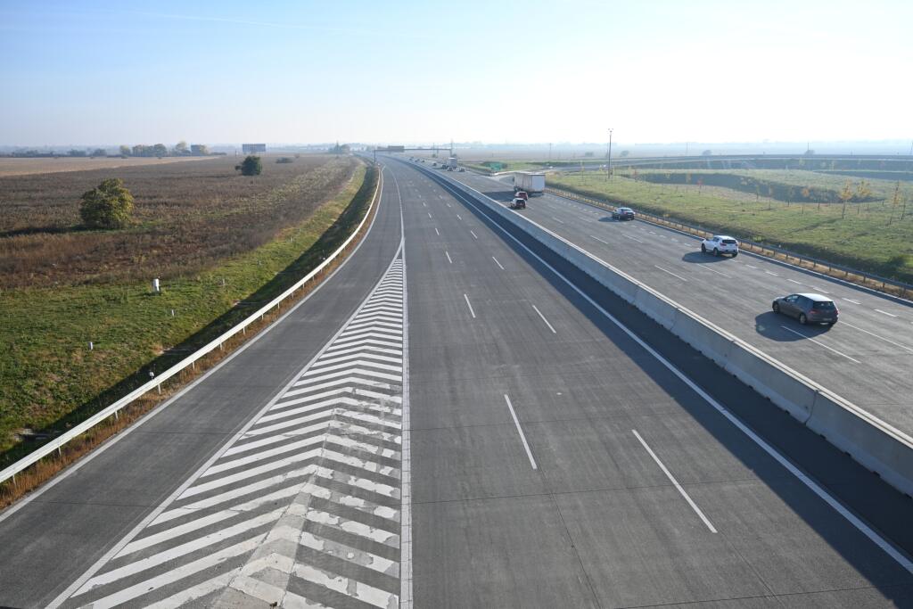 Na snímke uzavretá diaľnica D1 v smere z Trnavy do Bratislavy pri odbočke na Senec z dôvodu havárie kamióna v stredu 27. októbra 2021. FOTO TASR - Lukáš Grinaj