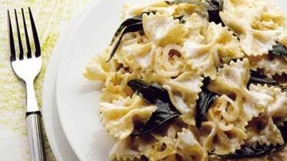 Farfalle s lososom a zeleninkou