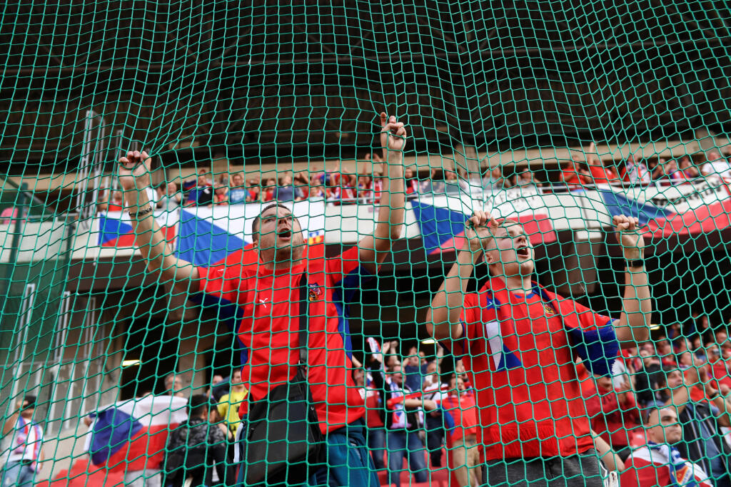 Takto to vyzeralo na trávniku a na tribúnach počas zápasu Slovensko - Česko.
