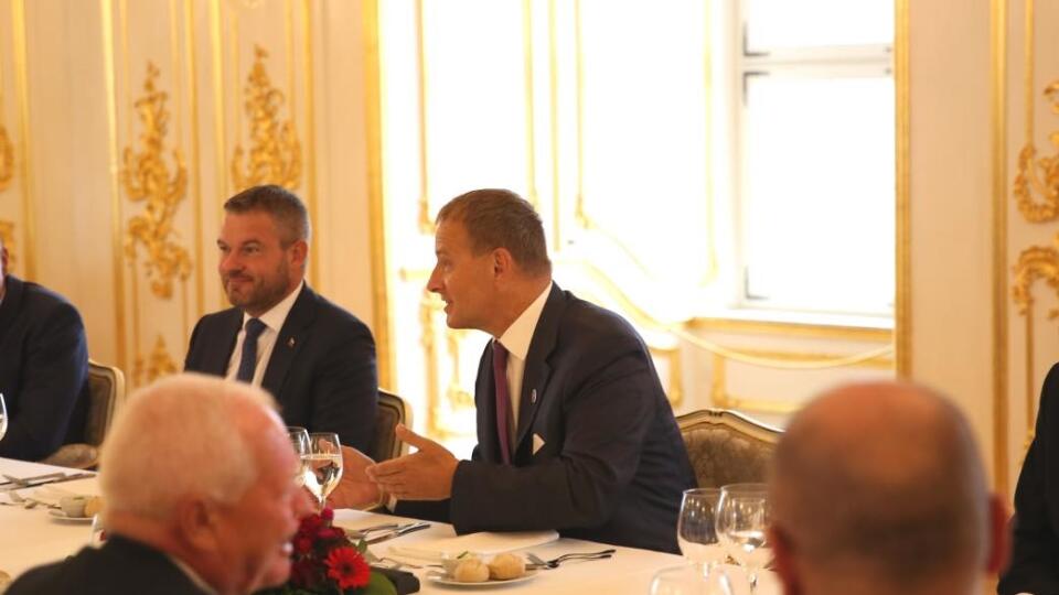 Expremiérovi Petrovi Pellegrinimu bolo veselo aj na stretnutí bývalých predsedov parlamentu. Zabával sa aj súčasný predseda Boris Kollár.