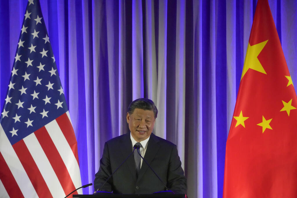 KK16 San Francisco - Čínsky prezident Si Ťin-pching hovorí na večeri s podnikateľskými lídrami v rámci summitu Ázijsko-tichomorskej hospodárskej spolupráce (APEC) 15. novembra 2023 v San franciscu. FOTO TASR/AP
China's President Xi Jinping speaks at a dinner with business leaders during the Asia-Pacific Economic Cooperation (APEC) conference Wednesday, Nov. 15, 2023, in San Francisco. (AP Photo/Jeff Chiu)