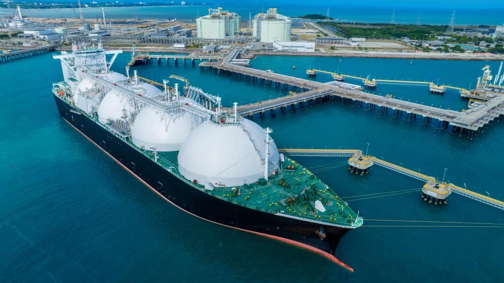 Lng,(liquified,Natural,Gas),Tanker,Anchored,In,Gas,Terminal,Gas