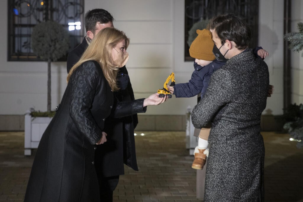 Prezidentka SR Zuzana Čaputová rozsvietila vianočný stromček pred Prezidentským palácom. Urobila tak spolu s rodinou lekárov - vedúceho covidového oddelenia v Ružinovskej nemocnici MUDr. J. Smahu a lekárky MUDr. S. Smahovej z Kliniky detskej hematológie a onkológie LF UK a NÚDCH. Na snímke je lekár Samuel Nachtmann z covidového oddelenia ružinovskej nemocnice v Bratislave.